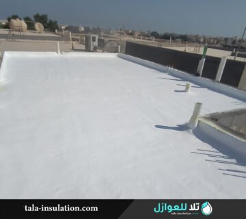 فني عزل اسطح بخبرة في الأنظمة الكاملة