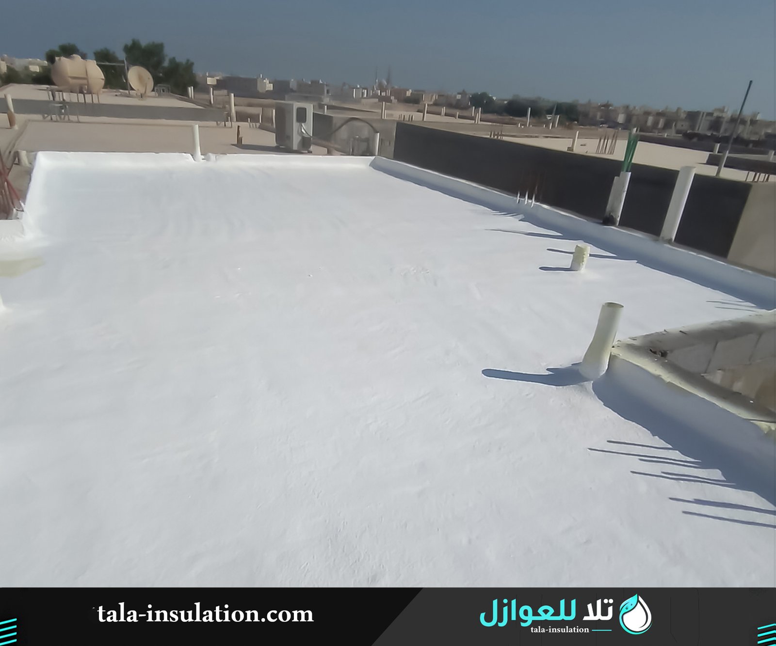 فني عزل اسطح بخبرة في الأنظمة الكاملة